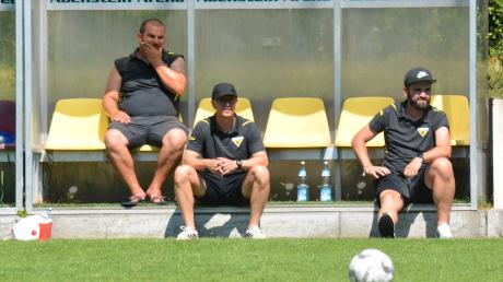 Beim TSV Gersthofen hat das Trainerduo Andreas Jenik und Sebastian Hoffmann (von rechts) seinen Rücktritt erklärt. der sportliche Leiter Goran Boric muss nun bis zum Trainingsauftakt einen neuen Übungsleiter finden.