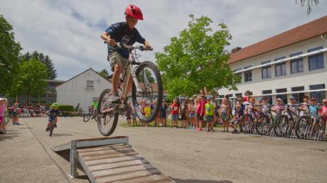 Bei der Einweihungsfeier zur Stützpunktschule Radsport zeigten die Ettringer Mountainbikerinnen und Moutainbiker ihr Können auf einem actionreichen Parcours.
