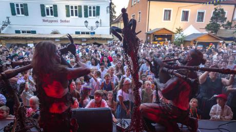 Die Band Trollfaust war beim Historischen Stadtfest in Monheim das musikalische Zugpferd.
