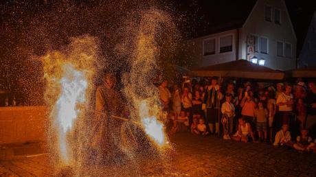 Spektakuläre Feuershows gab es am Samstagabend in Monheim zu sehen.