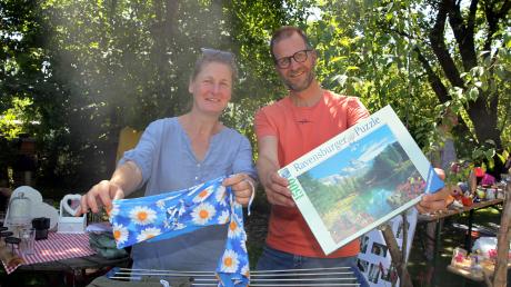 Steffen und Simone Schwaninger haben den Hofflohmarkt in der Firnhaberau organisiert und verkaufen auch selbst. Ihr Garten wird zum Treffpunkt für Freunde und Familie.