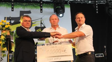 Schirmherr Josef Hertle (links) spendete zum Jubiläum 10.000 Euro an den Verein. In der Mitte Vorsitzender Gerhard Renner, rechts Zweiter Vorsitzender Benjamin Hertle.