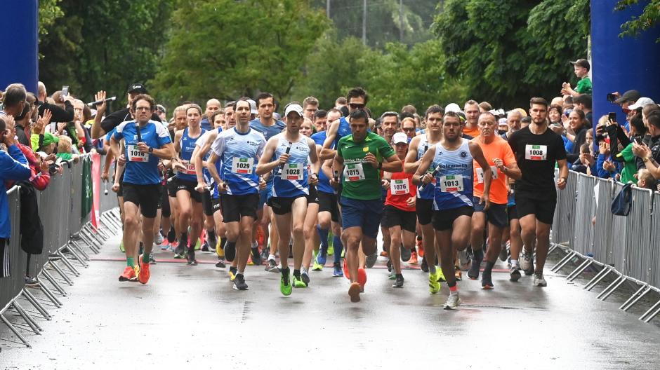 Rund 1000 Läuferinnen und Läufer gingen beim Augsburger Landkreislauf in Lützelburg an den Start. Pünktlich zum Startschuss hörte es auf zu regnen.