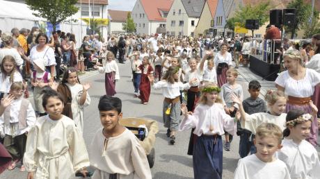 Die Grund- und Mittelschule Monheim war beim Festumzug mit über 300 Kindern, Lehrern und Betreuern dabei.