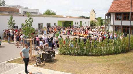 Die Kinder aus den Kindergartengruppen nutzen den Wendehammer vor dem Eingang zum neuen Kindergarten als Bühne.