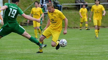 Der TSV Ustersbach (gelbe Trikots) startet mit der weitesten Auswärtsreise in die Kreisklasse Nordwest.