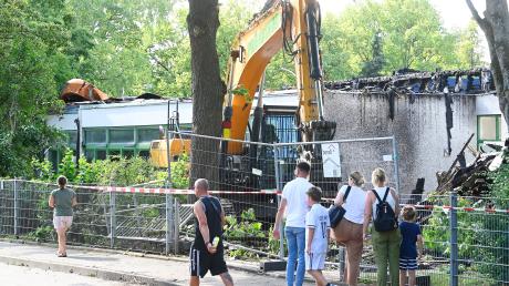 Der Brand des Heilig-Geist-Kindergartens in Günzburg sorgte für großes Aufsehen. Noch Tage danach schauten sich Leute die Brandruine an. 