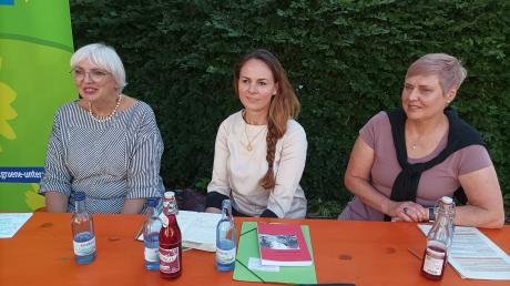 Sie stellten ihre Positionen beim „Offenen Austausch“ über Kultur und Medien vor (von links): die Grünen-Politikerinnen Claudia Roth (Staatsministerin für Kultur und Medien), Carmen Stürmer (Landtags-Direktkandidatin) sowie Evelyn Villing (Bezirkstags-Kandidatin).