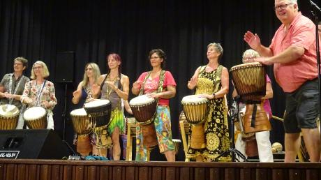 Kulturwochenende Krumbach
Die Trommelgruppe Djabayomi (rechts: Leiter Jürgen Langer) brachte afrikanische Rhythmen in den Stadtsaal.
