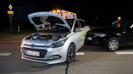 Bei einem Unfall in Ehekirchen verletzten sich zwei Personen und wurden mit dem Rettungswagen ins Klinikum Neuburg transportiert.