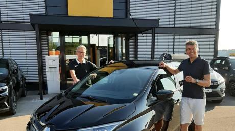 Bürgermeister Richard Michl (links) und der Carsharing-Pate in Schöffelding, Zweiter Bürgermeister Ingmar Bertling, haben das neue E-Auto bei einem Eresinger Autohaus abgeholt.