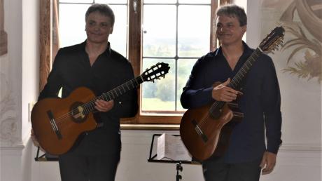 Zoltan und Peter Katona konzertieren als Katona Twins. In Leitheim setzten sie mit ihren Gitarren einen fulminanten Schlusspunkt unter die sommerlichen Schlosskonzerte.
