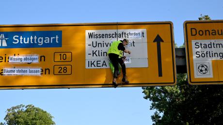 Klima-Aktivisten bekleben Verkehrsschilder an der Adenauerbrücke in Ulm. Staus zwischen B10 und B28 sind die Folge.