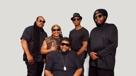 Hauptact bei Reggae in Wulf ist am ersten Abend die Band Inner Circle, die mit ihren Ohrwürmern "Sweat" (A La La La La Long) und "Bad Boys" bekannt geworden sind.
