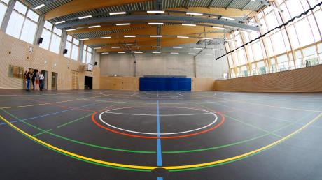 Die neue Dreifachsporthalle beeindruckt mit einem ganz speziellen Boden. Auf dem schwarzen Untergrund stechen die Linien besonders hervor.