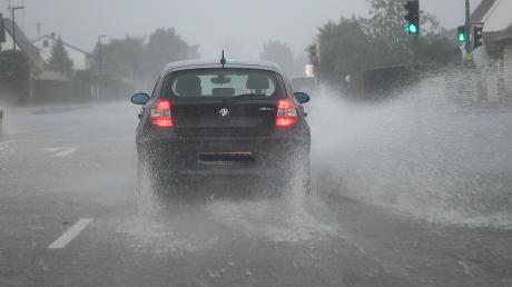 Nach starkem Regen ist auf der A8 bei Burgau ein Auto auf der nassen Fahrbahn ins Schleudern geraten. 