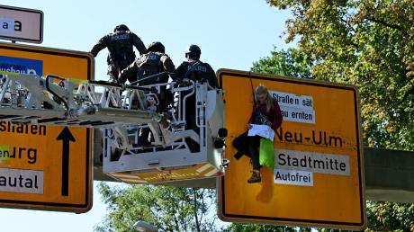 Die Polizei beendete damals mit einem SEK-Einsatz die Protestaktion der Klimaaktivisten in Ulm.