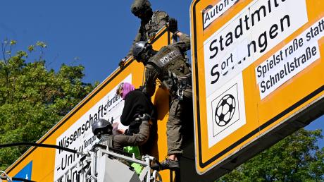 Auf der Adenauerbrücke soll am Freitag wieder demonstriert werden. Diesmal mit Erlaubnis der Behörden. 