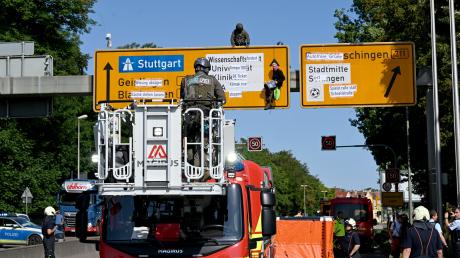 Im Juli 2023 kletterten Aktivisten auf eine Schilderbrücke an der Adenauerbrücke in Ulm. Die Protestaktion soll nun wiederholt werden.