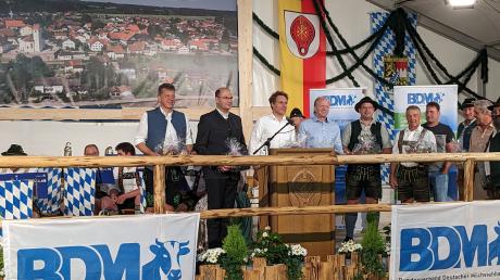 Denklingens Bürgermeister Andreas Braunegger, Albert Füracker, Ludwig Hartmann, Manfred Gilch (BDM), Matthias Schelkle, Vorstand Trachtenverein Epfach und Hans Leis (BDM) diskutierten in Epfach über die Zukunft der Milchbauern in Bayern.