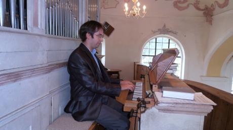
Komponist für kurze Messen war Pater Evermodus Groll. Unser Bild zeigt den Kirchenmusiker Wolfram Seitz an der Mindelzeller Orgel.