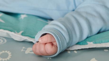 Das in Langeau ausgesetzte Baby ist inzwischen 16 Wochen alt. Gegen seine Mutter wurde nun Anklage erhoben.
