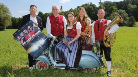 Freuen sich schon auf das traditionelle Schlosshoffest in Mickhausen: (von links) Rudolf Huber, Georg Reiter, Julia Ramminger, Petra Blessing und Philipp Ramminger.