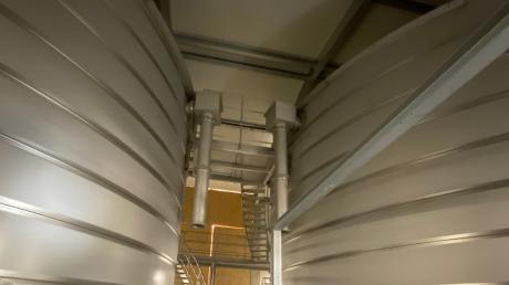 Zwei Edelstahlwassertanks für insgesamt 1500 Kubikmeter Trinkwasser sind im neuen Buttenwiesener Hochbehälter in Oberthürheim untergebracht.