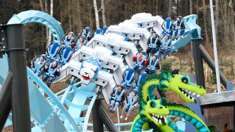 Der Wing Coaster Maximus hat im Legoland Günzburg auch im Winter geöffnet.