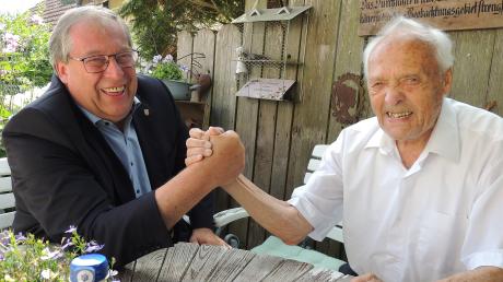 „Da ziehe ich den Bürgermeister über den Tisch“ – Heinz Becker zeigte Hans Habermeyer am 103. Geburtstag seine Muskelkraft. 