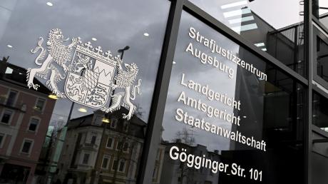 Wegen einer Betrugsmasche mit Unfallfahrzeugen hat das Landgericht Augsburg einen Kaufmann zu einer Bewährungsstrafe verurteilt.