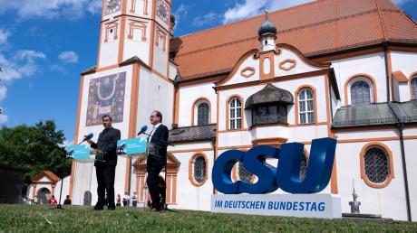 Alexander Dobrindt (rechts), Vorsitzender der CSU Landesgruppe im Deutschen Bundestag, und Markus Söder (CSU), Ministerpräsident von Bayern, bei ihrer Klausur auf Kloster Andechs.  