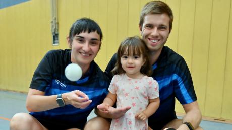Ganna Farladanska und Yurii Sandulenko (mit Tochter Arina) spielen beim TTC Langweid.