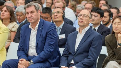 Bayerns Ministerpräsident Markus Söder (links) und Kuka-Chef Peter Mohnen beim Festakt zum 125-jährigen Bestehen von Kuka. 