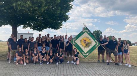 Gemeinsam mit dem Burschenverein Aindling holte die KLJB Stotzard die restaurierte Fahne in Regensburg ab. Im August wird nun die Fahnenweihe gefeiert.