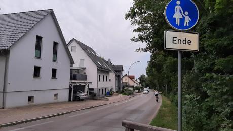 Die viel befahrene, aber recht enge Luitpoldstraße in Friedberg hat nur auf einer Seite einen Fahrradstreifen, der noch dazu völlig verblasst ist. Für Radler ist das gefährlich, manche weichen daher auf den Gehweg aus. 