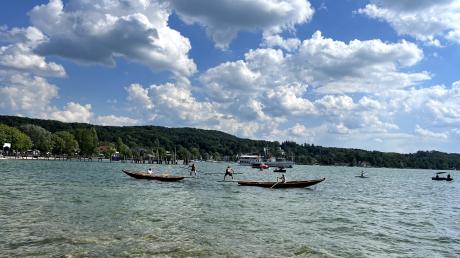 Ein Fischerstechen ist traditionell eine beliebte Volksbelustigung am Ammersee und am Starnberger See. Am letzten Juli-Wochenende findet das Fischerstechen in Herrsching statt.