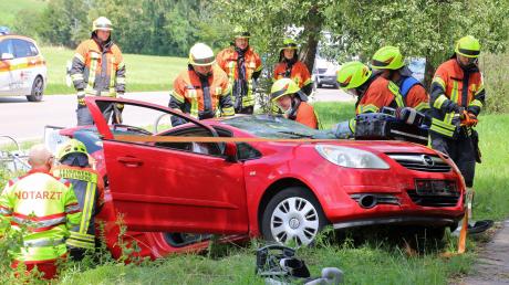 Bei Tiefenbach ist eine Autofahrerin nach einem Unfall in ihrem Fahrzeug eingeklemmt worden. Rettungskräfte eilten ihr zu Hilfe.