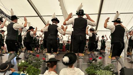 100 Jahre Heimat- und Volkstrachtenverein Pöttmes wurden am Wochenende gefeiert. Stramme Wadl zeigten die Männer beim Schuhplattln.