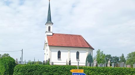 Am Standort der Friedhofskapelle stand die frühere Rieder Pfarrkirche, die durch ihren Einsturz 1853 den Neubau an der jetzigen Stelle erforderlich macht
