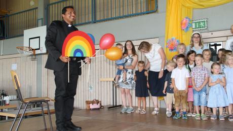 Die Jüngsten der Kindergärten St. Stephanus (Ehekirchen) und "Wirbelwind" (Walda) verabschiedeten sich in Liedform, mit Blumen und Luftballons von Pfarrer Vinson Nirappel.