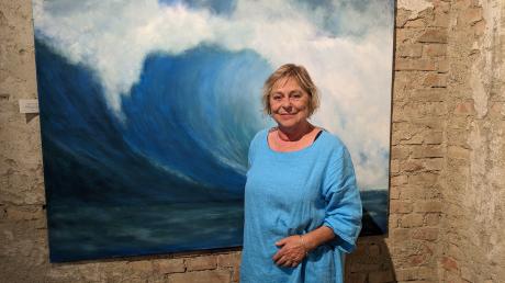 Kathleen Canady vor ihrem Gemälde mit dem Titel »Refresh your Soul“ im Refugium in Utting. 
