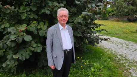 Pfarrer Manfred Gromer hat von seiner Gemeinde unter anderem eine Gartenbank geschenkt bekommen. Die wird nun in Altusried im Allgäu stehen.
