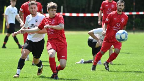 Die SpVgg Krumbach gewann das Erstrundenspiel beim TSV Krumbach 1:0. Hier spielt Lukas Kopp den Ball; Kilian König kann nur hinterherschauen.