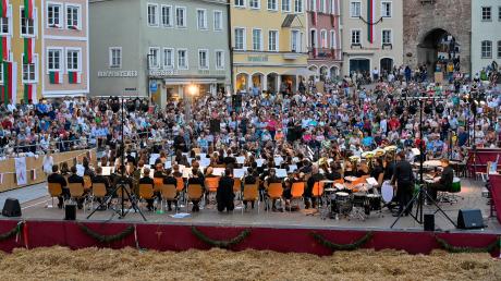 Das große Abschlusskonzert der Stadtjugendkapelle und des Schülerblasorchesters fand auf der Bühne am Hauptplatz statt.