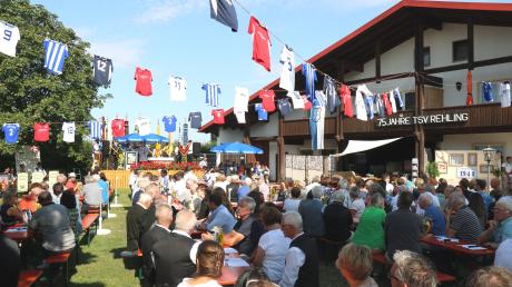 Beim Sommerfest auf dem Gelände des TSV Rehling gab es eine originelle Dekoration: alte Trikots, auf Leinen befestigt.
