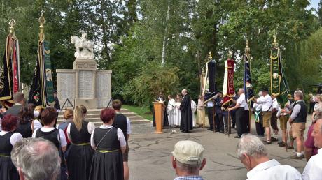 Die Fahnenabordnungen von zehn Karlshulder Vereinen begleiteten die Gedenkfeier der Soldaten-Veteranen-Kameradschaft zum 100. Jahrestag des Kriegerdenkmals.