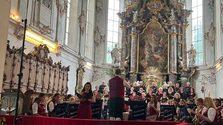 Die Missa Katharina wurde in Mönchsdeggingen aufgeführt (von links): Tamara Berchtenbreiter (Solistin), Julia Rabel (Chorleiterin) und Gottfried Rabel (Dirigent).