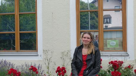 Sabrina Zimmermann vor ihrem Dorfladen in Amberg. Ihr Geschäft wird in Amberg gut angenommen, doch sie hatte auch mit Schwierigkeiten zu kämpfen, mit denen sie so nicht gerechnet hatte.