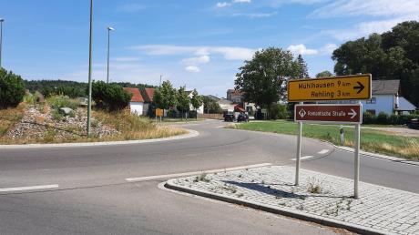 Kürzlich wurden "touristische Hinweiszeichen" auf die Romantische Straße beim Kreisverkehr in Todtenweis-Sand angebracht. Diese Ferienstraße führt bereits seit 14 Jahren auch durch unseren westlichen Landkreis.